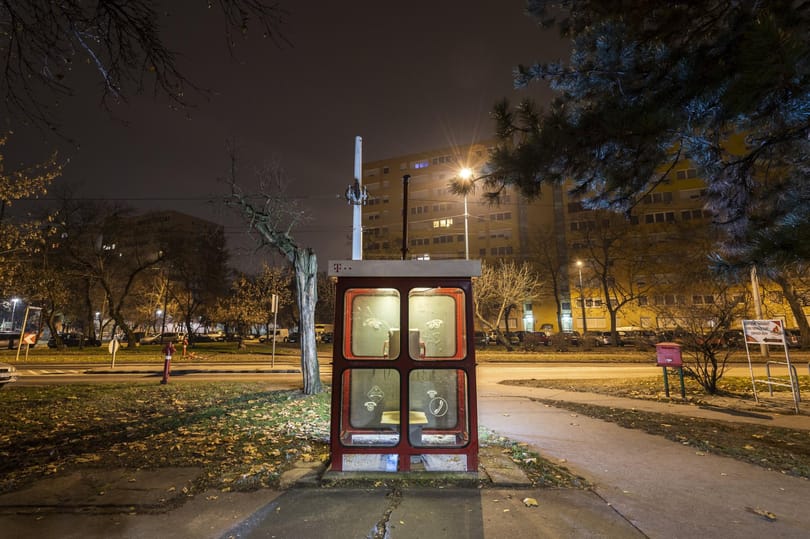 Kis magyar abszurd: senki nem vállalja a rohadó telefonfülkéket