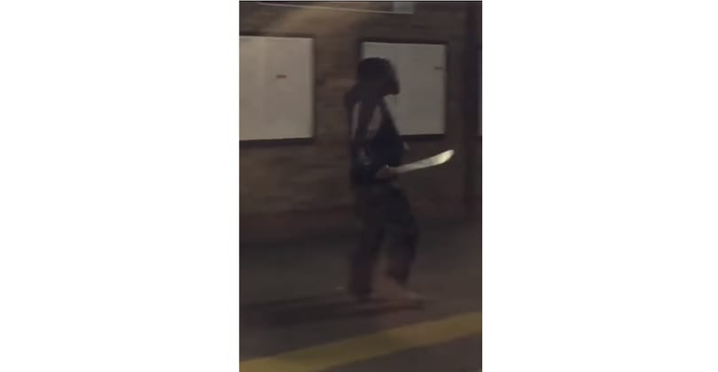 Bozótvágó késsel hadonászó férfi okozott pánikot egy londoni metróállomáson – videó
