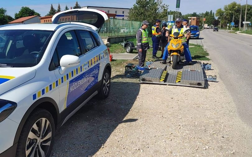 Új berendezéssel vadásznak a meghekkelt robogókra az utakon