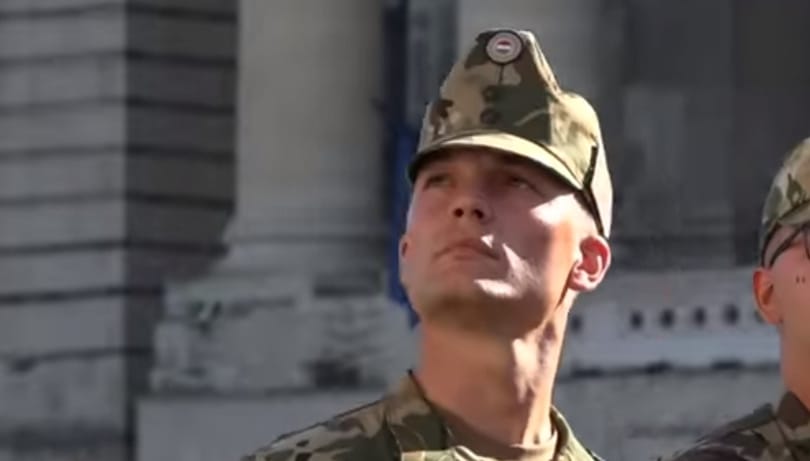 Nem árulja el a Honvédelmi Minisztérium, kik tanultak Orbán fia mellett a méregdrága akadémián
