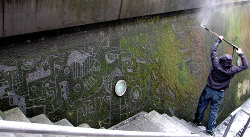 Street art percek: így lesz műalkotás egy mohalepte falból