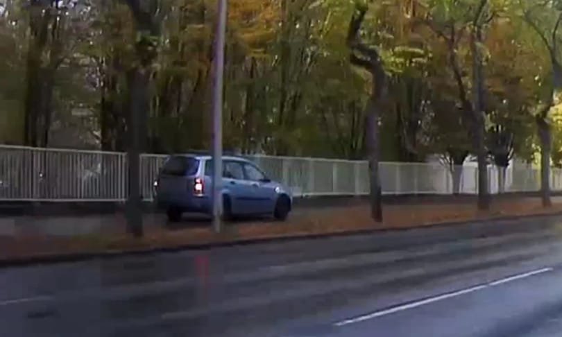A nap videója: Győrben a járdára tévedt egy autós