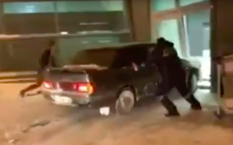 Kicsit túltolta a részeg orosz, autóval hajtott a reptéri terminálba – videó
