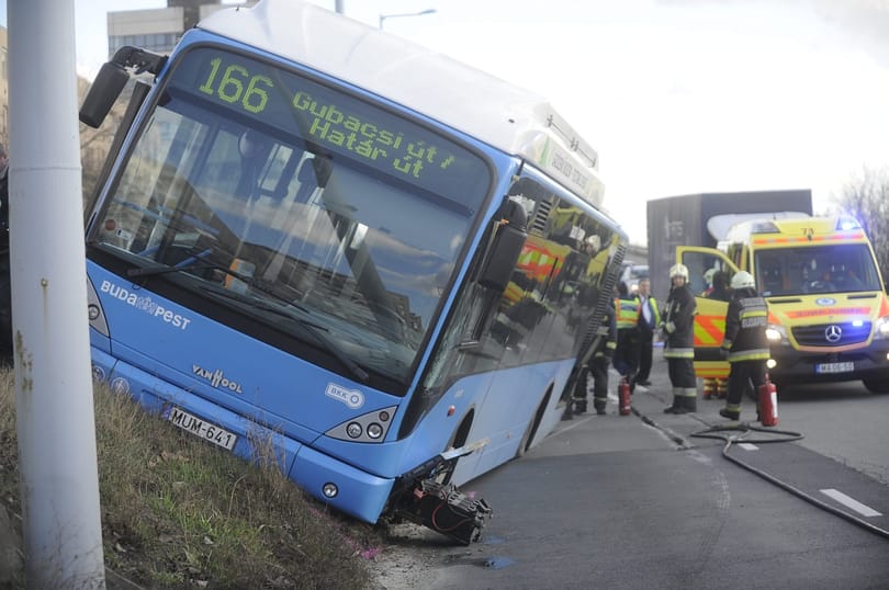 Fotók: Rendesen összetört a balesetet szenvedett 166-os busz