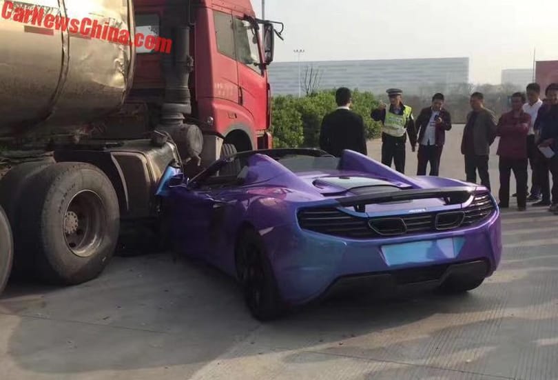 Az utcán versenyzett a McLarennel, de egy kamion közbeszólt