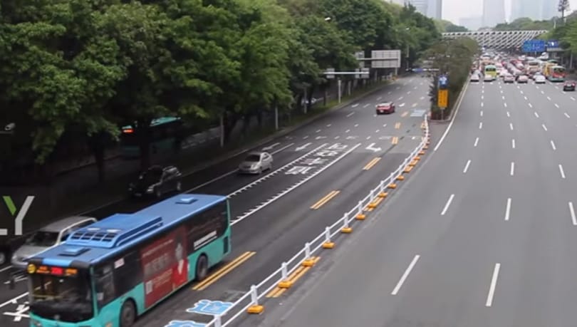 Kínában már terelőrobotok irányítják dugóban az autóforgalmat – videó