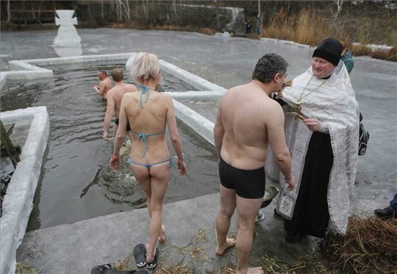 Jeges vízben merítkeztek meg az orosz ortodoxok