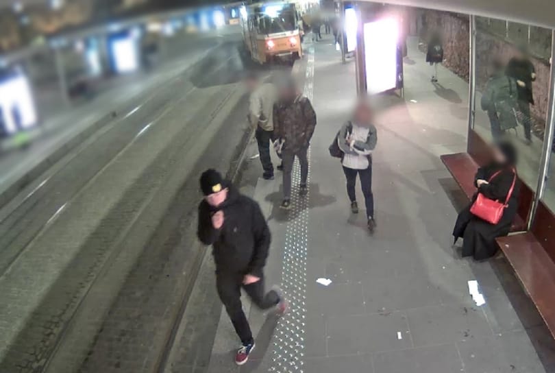 Keresik a rendőrök a fiatalt, akinek a gördeszkája miatt kisiklott a villamos