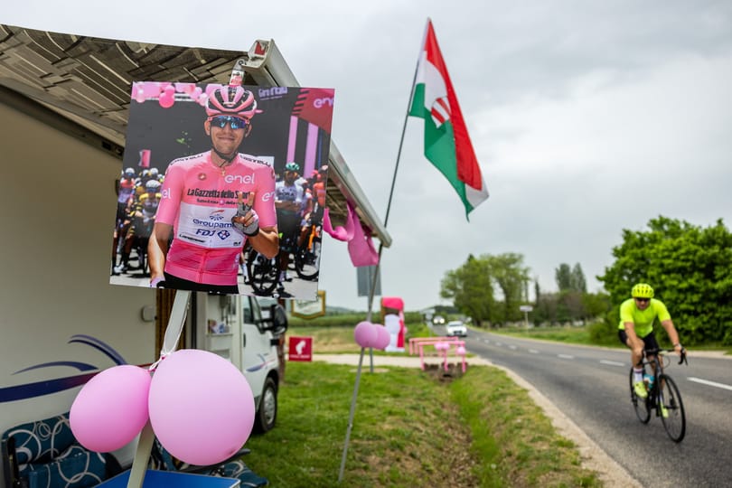 Világhíressé vált az egyik zámolyi buszmegálló