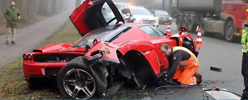 Csúnyán összetörtek egy közel egymilliárd forintos Ferrari Enzót