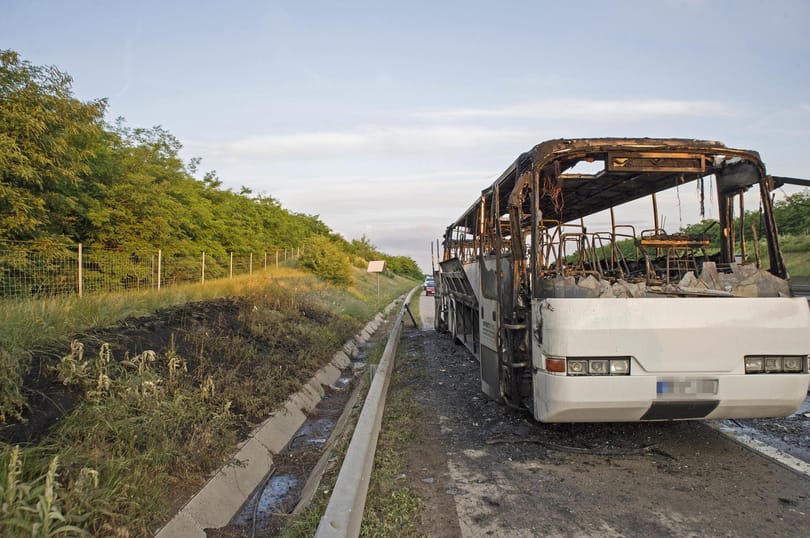 Fotók: Teljesen kiégett a gyerekeket szállító busz az M0-son