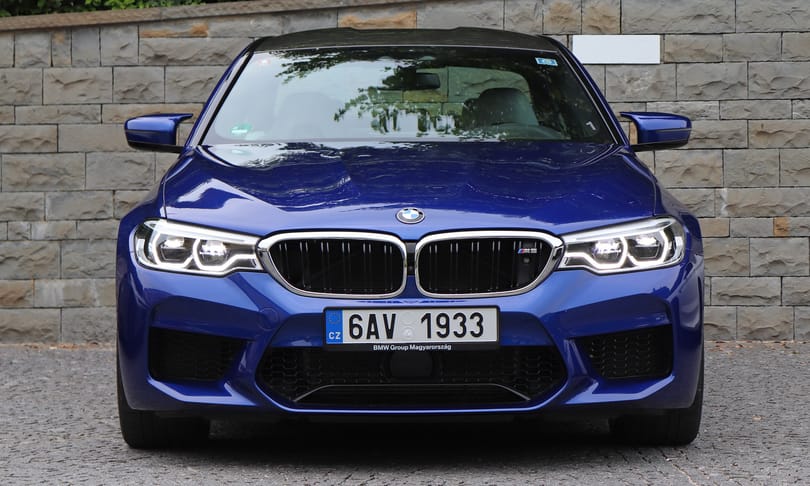 Szoftverfrissítés miatt kell szervizbe menni, de nem egy kütyüvel, hanem az új BMW M5-tel