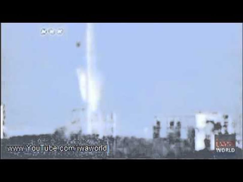 Videó az atomreaktorokat locsoló helikopterekről