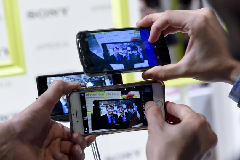Tudósok állítják: az emlékeit és a személyiségét is torzíthatja, ha sokat fotóz a telefonjával