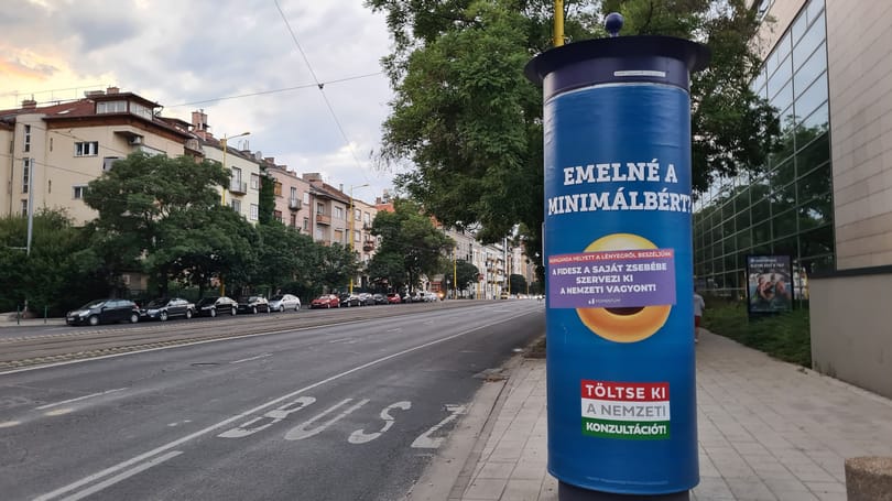 „A lényegről beszéljünk!” – Meghekkelte a Momentum a kormány emojis plakátjait