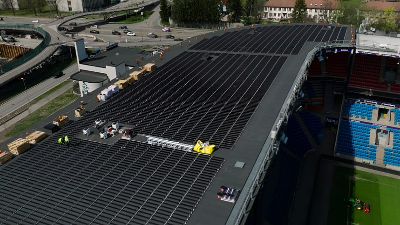 Évente 219 000 kWh áramot termelő napelemet telepítettek egy tetőre Norvégiában – videó