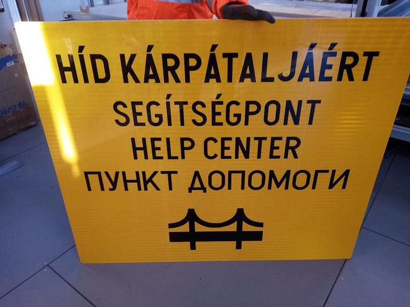 Az ukrajnai menekülteket külön táblák vezetik mostantól a segítségpontokhoz
