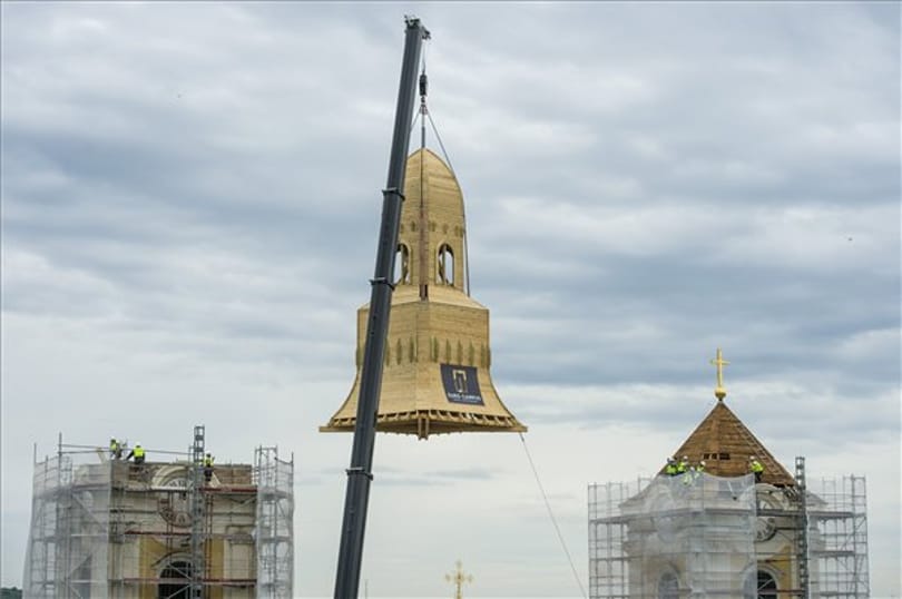Most láthatja, hogyan emelik a helyére egy templomtorony új, 17 tonnás kupoláját – videó