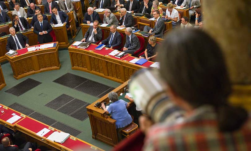 „Álbalhé a turulozás” – jó hangulat, barátság a Házban
