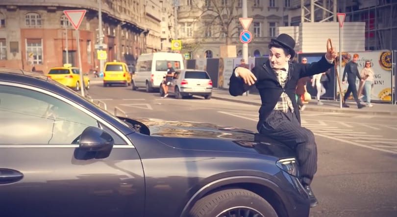 Az ifjabbik Vidnyánszky Charlie Chaplinként szórakoztatta a járókelőket a Belvárosban