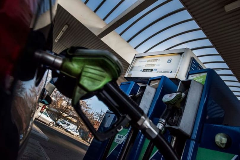 Továbbra is működik a kormány kényszerítése, a benzin és a dízel is olcsóbb nálunk, mint a szomszédoknál