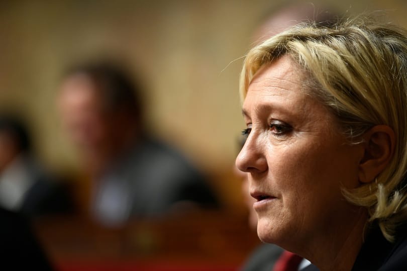 A francia szélsőjobb vezetője 300 ezer euróval tartozik az Európai Parlamentnek, be is vasalnák rajta
