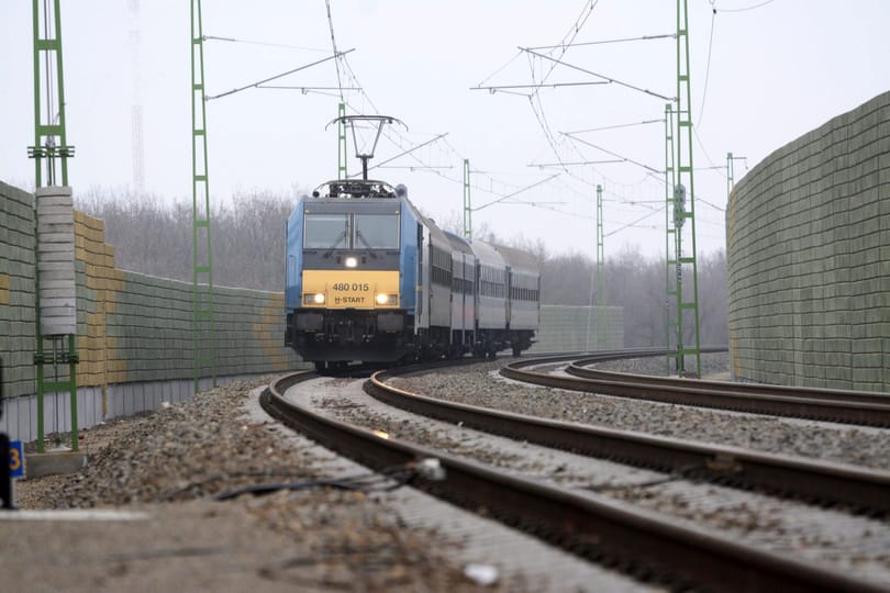 Kigyulladt egy személyvonat mozdonya Nyírbátornál