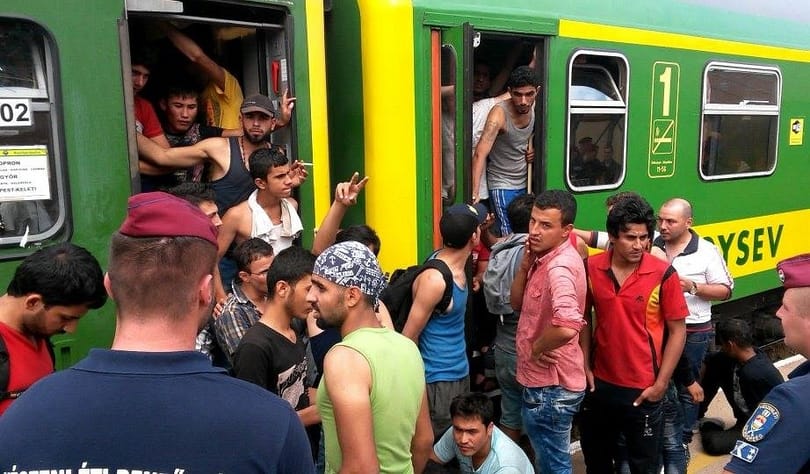 Kiürítették a bicskei peront, órák óta vesztegel ott a menekültvonat