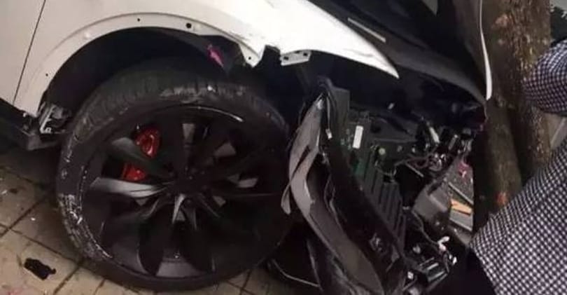 Egy egyszerű mosatásra vitte a tulajdonos a Tesláját, de nagyon más lett belőle