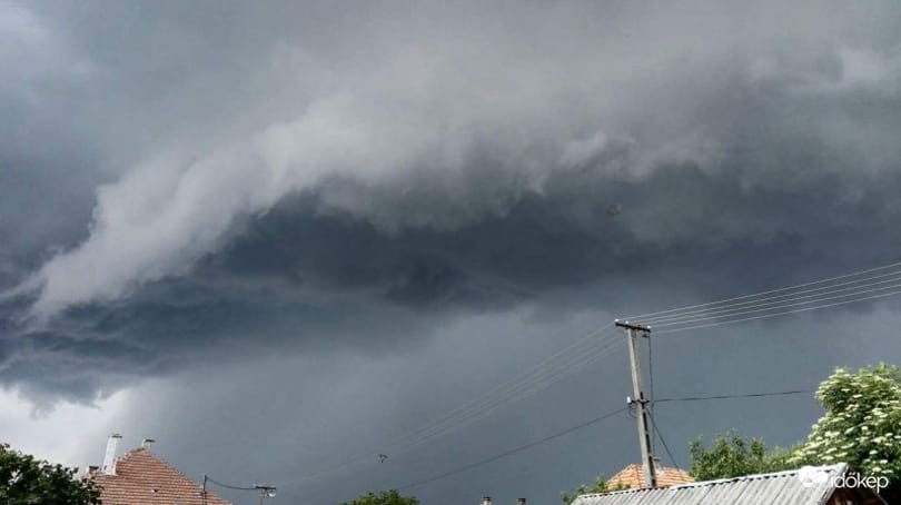 Narancs riasztást adtak ki, nagyméretű jég eshet