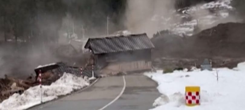 Ijesztő videón, ahogyan házakat visz el egy földcsuszamlás Japánban