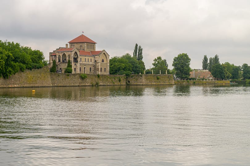 Átment két népszavazási kérdés a tatai Öreg-tó partjára tervezett luxusszállóról