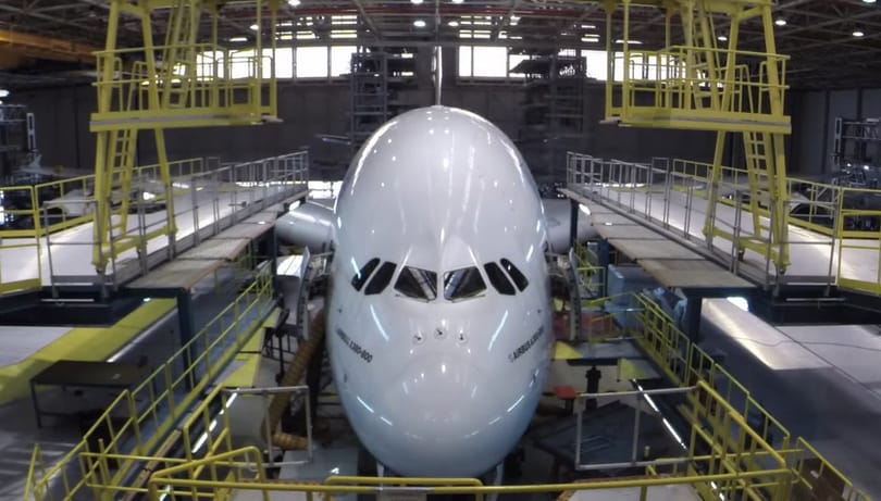 Ilyet ritkán láthat: így szervizelnek egy Airbus A380 óriásrepülőt