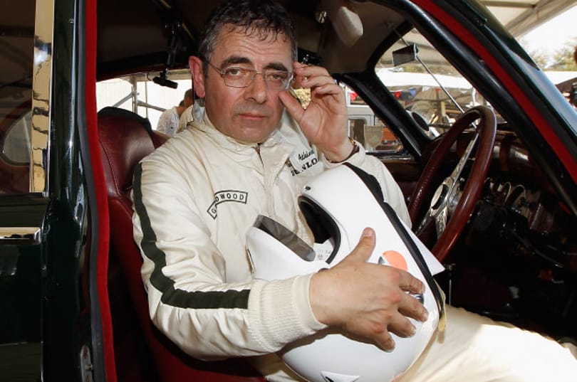 Rowan Atkinson megint összetörte autóját, igaz most versenyzett