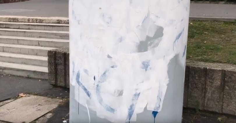Kapucnis fiatalok tüntetik el Simicska Orbánnak szóló üzeneteit – videó