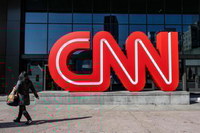 A CNN a helyét, a Fox Tucker Carlson utódját keresi a hírtévék versenyében