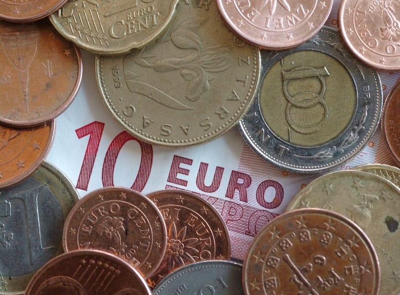 Ismét erősödik a forint, 264 környékén az euró