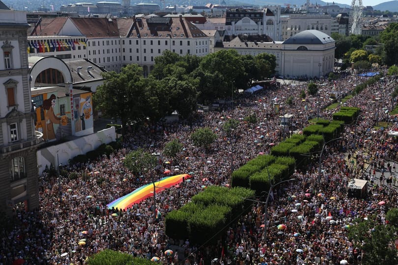 Videón az óriási Pride-tömeg