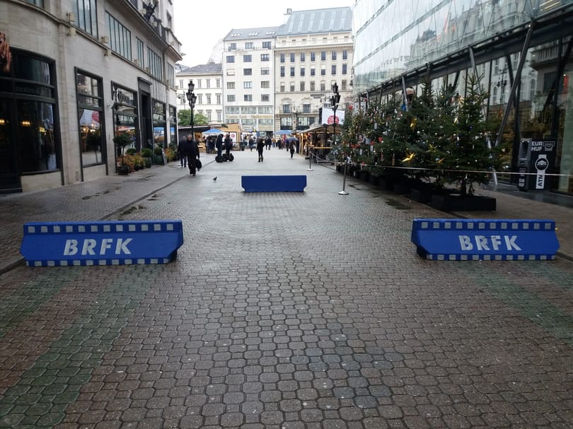Röhögve át lehet hajtani a behajtásgátló akadályok közt a Vörösmarty térre?