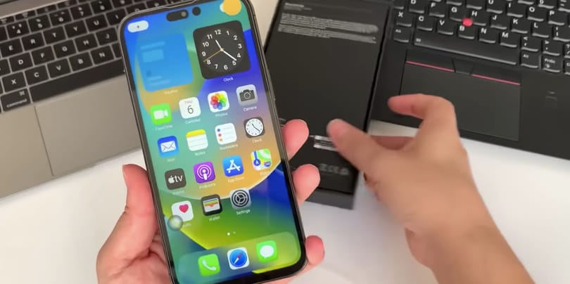 Még be sem mutatták az iPhone 14 Prót, de van, ahol már kapható – Androiddal