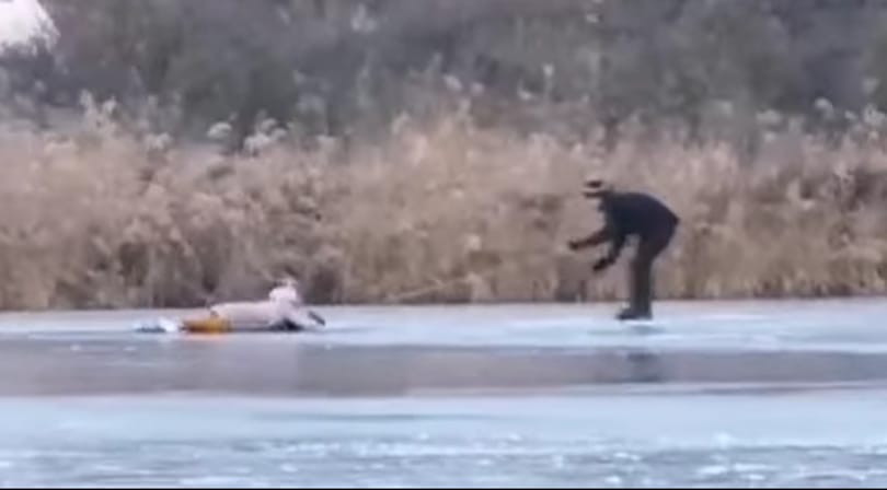 Videóra vették, ahogy kimentenek egy korcsolyázó nőt Tihanyban a beszakadt jégből