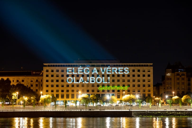 Orbán Viktornak üzent a Greenpeace: Elég a véres olajból!