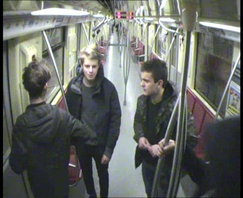 Összefirkálták a 2-es metrót, keresik őket a rendőrök – fotók