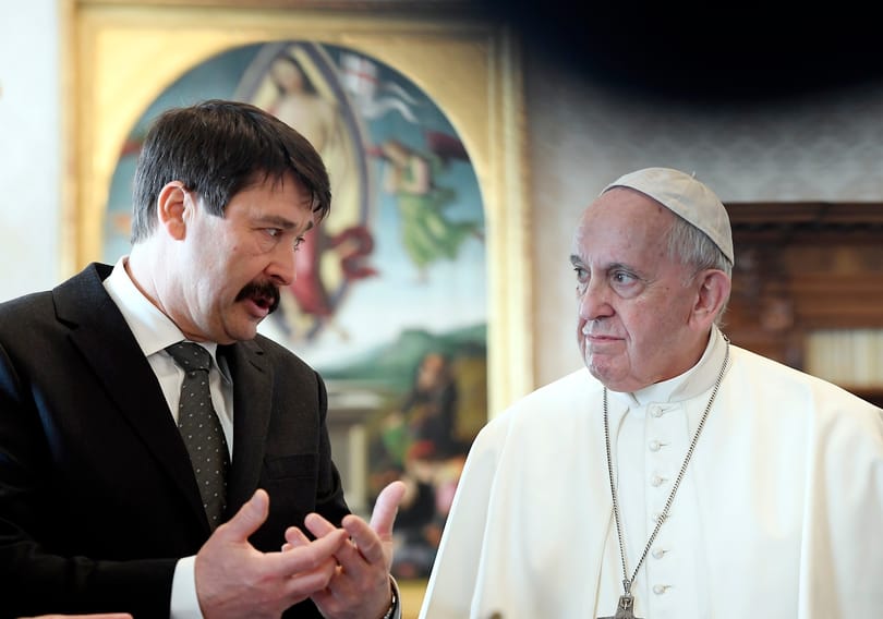 Áder azért ment Ferenc pápához, hogy Magyarországra hívja – fotók