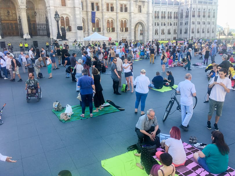 Pokrócos piknikkel tüntettek a Parlament előtt