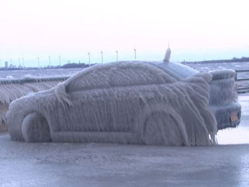 Na, ezért nem szabad télen egy tó partján parkolni – videó