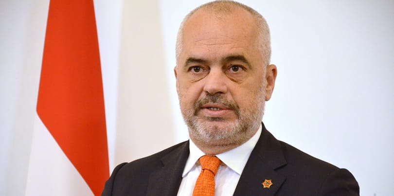 Tízezrek tüntettek Tiranában a kormányfő ellen, a rendőrség könnygázt vetett be