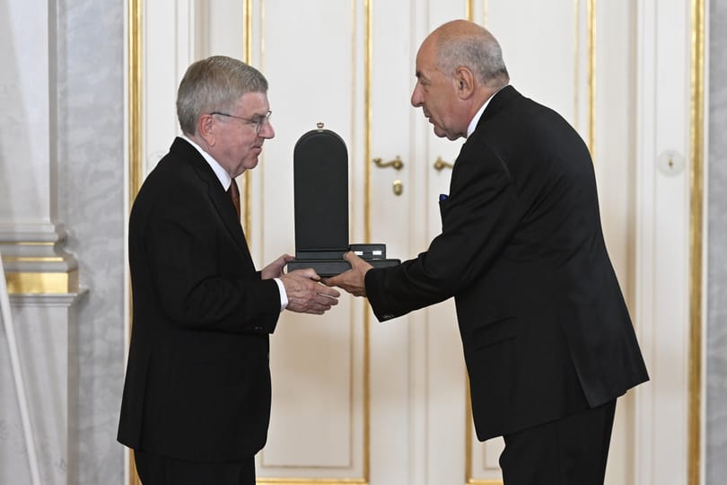 Sulyok Tamás kitüntette a Nemzetközi Olimpiai Bizottság leköszönő elnökét is