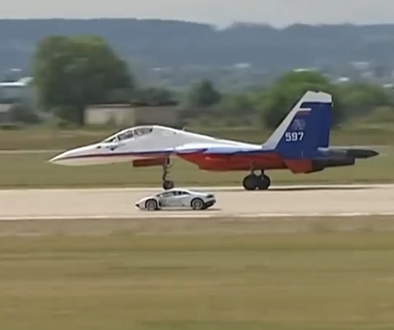Gyorsulási verseny orosz módra: Lamborghini vs. vadászgép