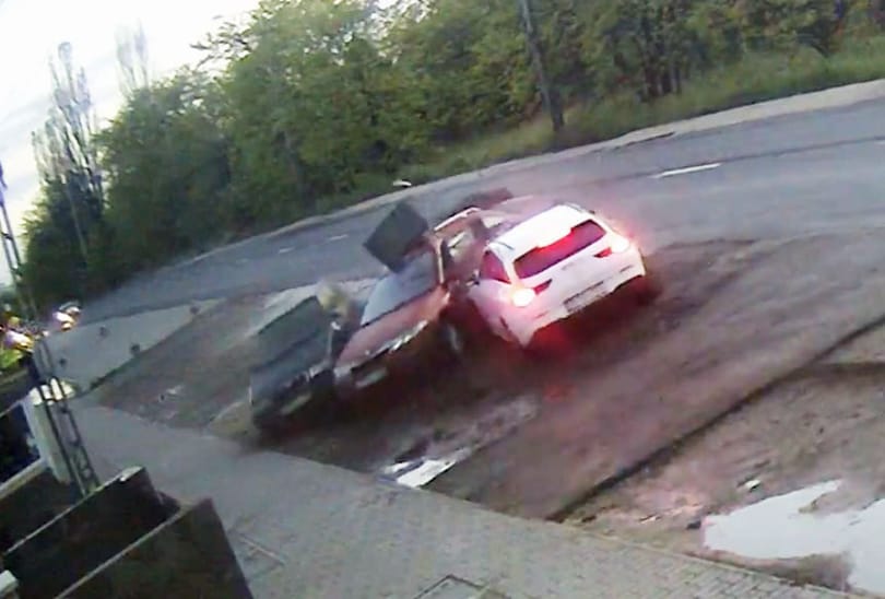 A Mol Limo Mercedesével csapódott két parkoló autóba egy sofőr – videó